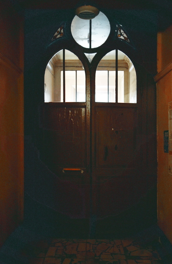 Дверь с витражом в стиле псевдоготики в С.-Петербурге по адресу ул. Чайковского, 44. Фото 2020