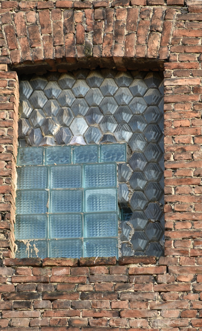 Окна со стеклоблоками Фальконье на дворовом фасаде доходного дома в С.-Петербурге на ул. Чехова, 4. Фото 2023