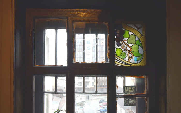 Витражное окно начала ХХ века в петербургском доходном доме по адресу ул. Черняховского, 27. Фото 2020