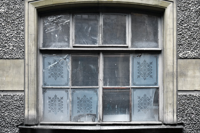 Травленые стекла начала ХХ века в доходном доме в С.-Петербурге по адресу ул. Достоевского, 36. Фото 2021