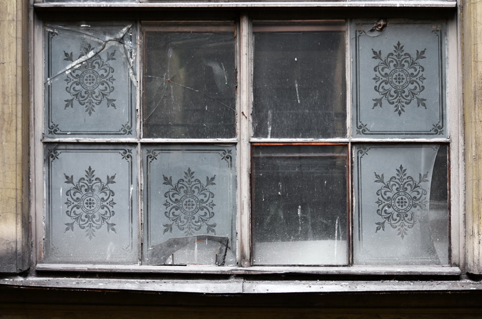 Травленые стекла начала ХХ века в доходном доме в С.-Петербурге по адресу ул. Достоевского, 36. Фото 2021