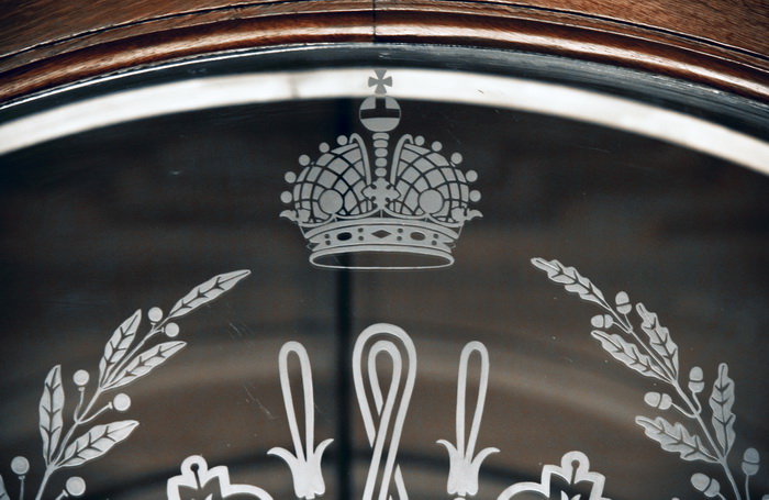 Гравированное стекло XIX в. во дворце в Петербурге по адресу Дворцовая наб., 26. Фото 2022