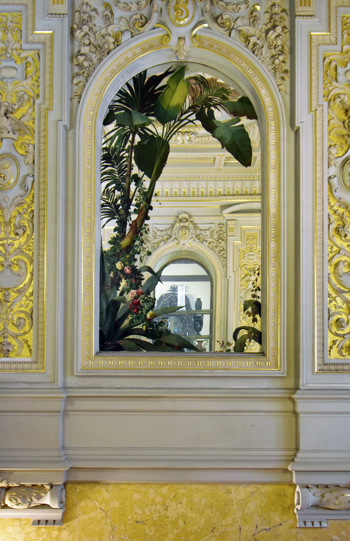 Зеркала с росписью XIX в. во дворце в С.-Петербурге по адресу Дворцовая наб., 26. Фото 2022