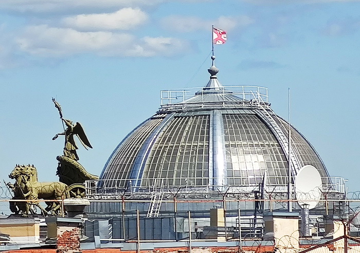 Стеклянный купол над библиотекой Главного Штаба на Дворцовой площади. Фото 2022