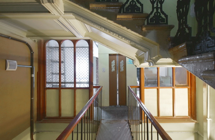 Перегородка между черной и парадной лестницей в доходном доме в Петербурге по адресу наб. р. Фонтанки, 67. Фото 2022