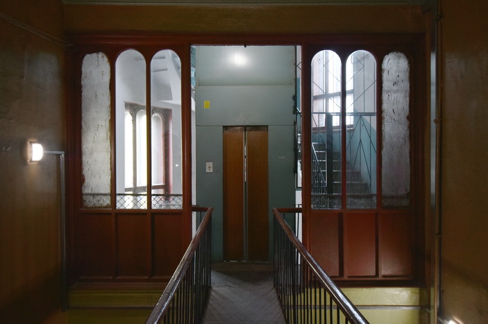 Перегородка между черной и парадной лестницей в доходном доме в Петербурге по адресу наб. р. Фонтанки, 67. Фото 2022
