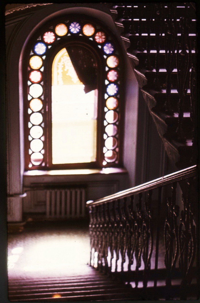 Окна с витражами в доходном доме Г. Г. Елисеева в Петербурге по адресу наб. р. Фонтанки, 64. Фото 1990-х