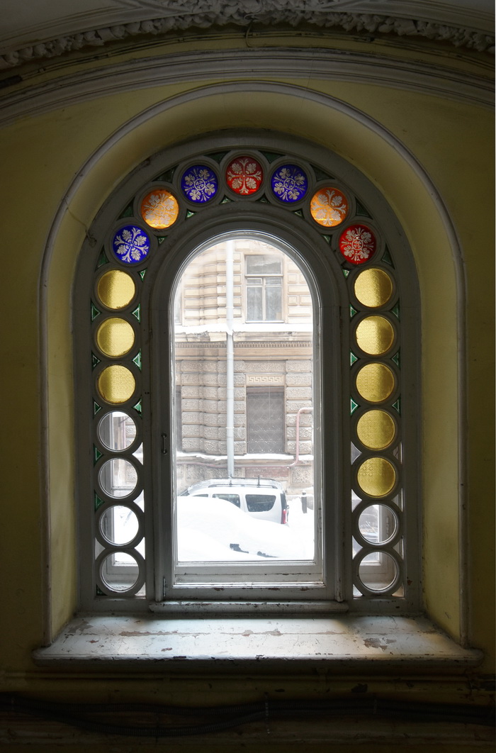 Окна с витражами в доходном доме Г. Г. Елисеева в Петербурге по адресу наб. р. Фонтанки, 64. Фото 2021