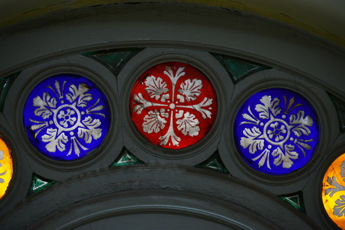 Окна с витражами в доходном доме Г. Г. Елисеева в Петербурге по адресу наб. р. Фонтанки, 64. Фото 2021