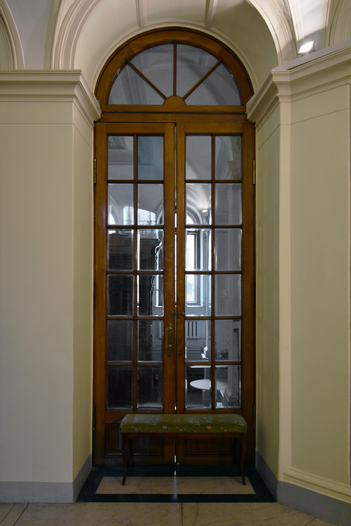 Двери с фацетными стеклами в особняке Спиридонова в Петербурге по адресу Фурштатская ул., 58. Фото 2022