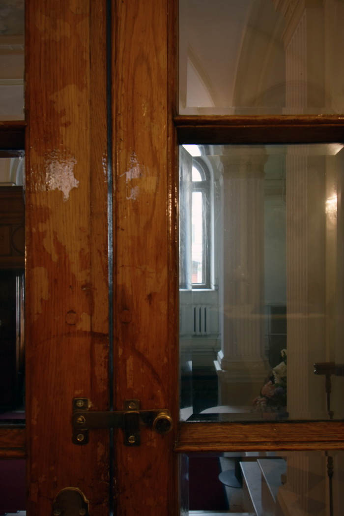 Двери с фацетными стеклами в особняке Спиридонова в Петербурге по адресу Фурштатская ул., 58. Фото 2022