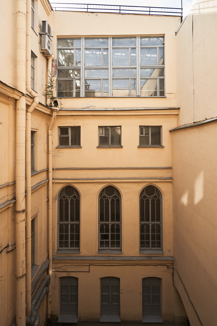 Стрельчатые окна в петербургском дворце на Гагаринской ул., 3. Фото 2022