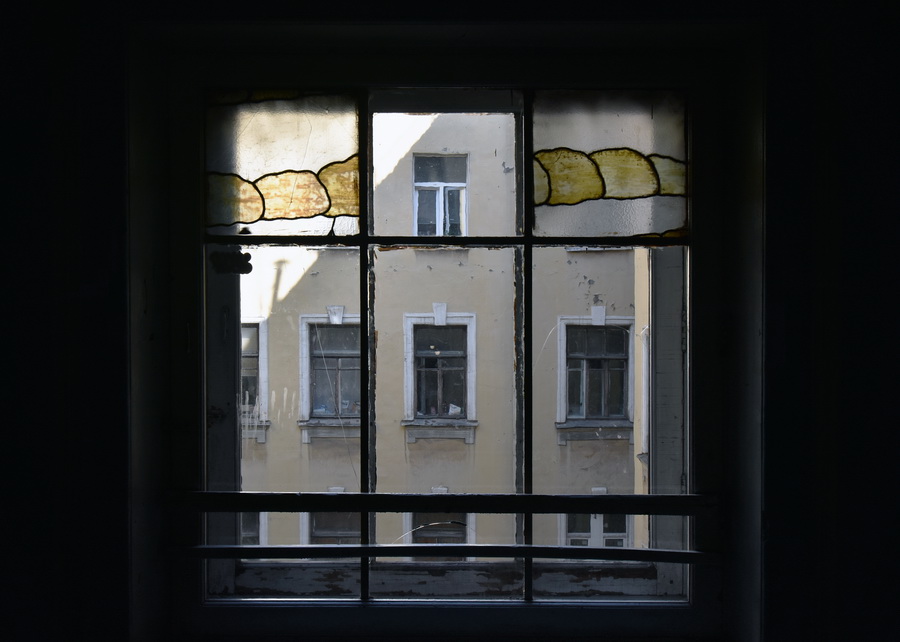 Витражи в стиле модерн в С.-Петербурге по адресу Гончарная ул., 14. Фото 2023