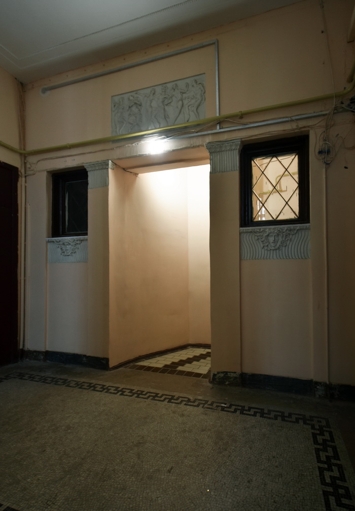 Фацетный витраж в доходном доме в Петербурге по адресу Гороховая ул., 4. Фото 2021
