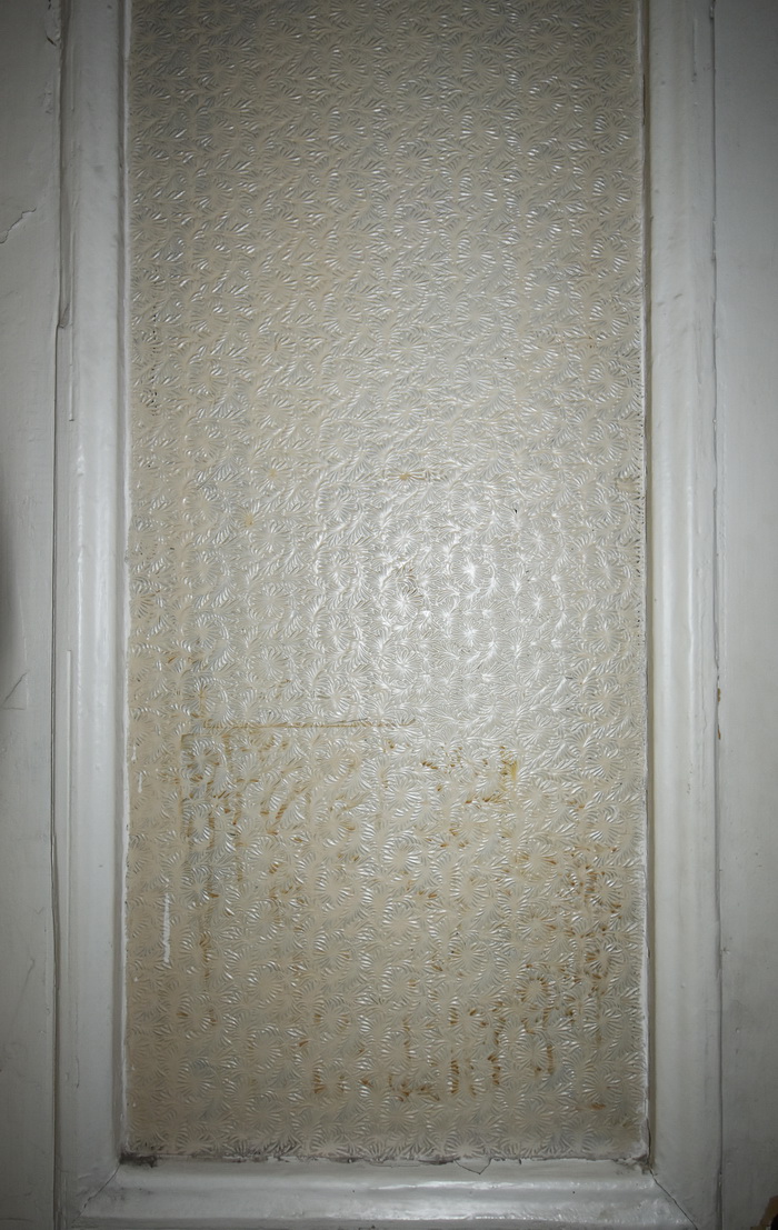 Двери с декоративным остекление в доходном доме в Петербурге по адресу Гороховая ул., 6. Фото 2022
