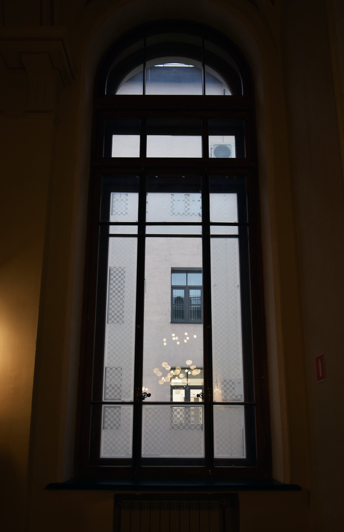 Окно с муслиновыми стеклами в Петербурге по адресу наб. кан. Грибоедова, 13. Фото 2023