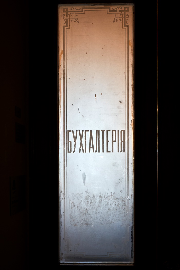 Двери с пескоструйными надписями на стекле в Доме С.-Петербургского Первого общества взаимного кредита по адресу наб.кан.Грибоедова, 13. Фото 2022