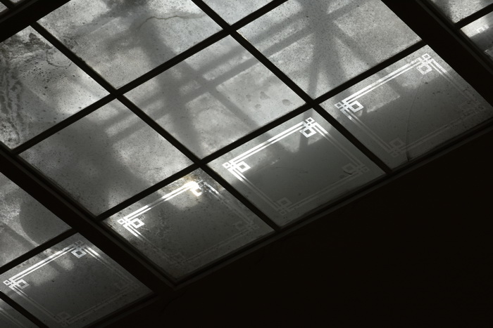 Стеклянный потолок конца XIX в. над лестницей в Доме Первого общества взаимного кредита в С.-Петербурге. Фото 2022