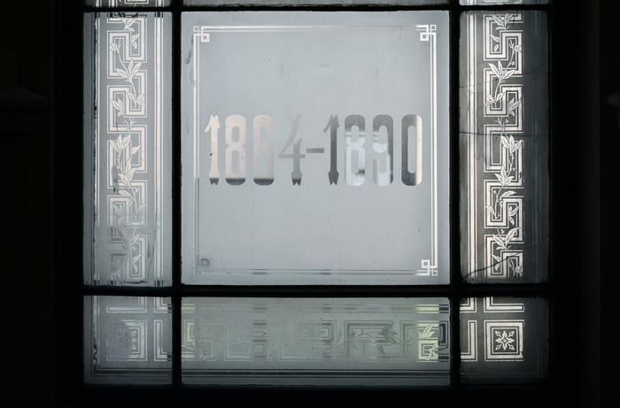 Окно с гравированными стеклами в Доме Первого СПБ общества взаимного кредита, наб. кан. Грибоедова, 13. Фото 2022