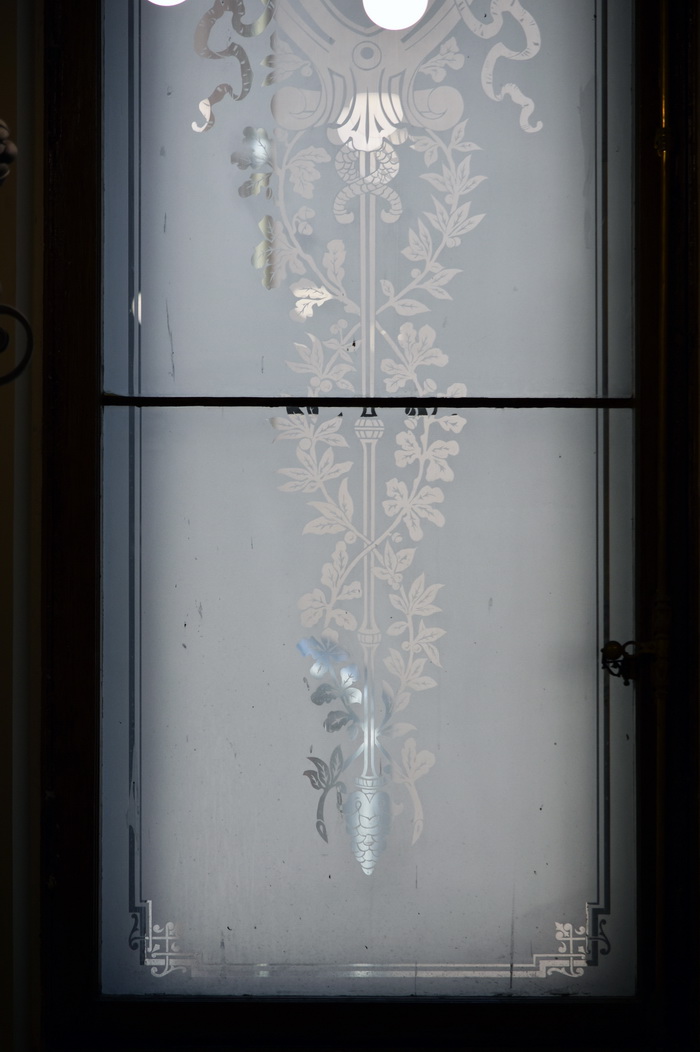 Окно с гравированными стеклами в Доме Первого СПБ общества взаимного кредита, наб. кан. Грибоедова, 13. Фото 2022