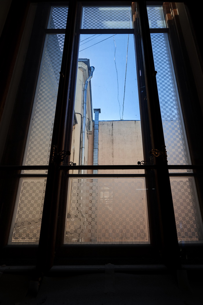 Окна с муслиновыми стеклами в Операционном зале по адресу в Петербурге наб.кан. Грибоедова, 13. Фото 2022