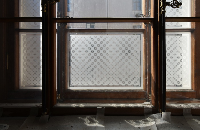 Окна с муслиновыми стеклами в Операционном зале по адресу в Петербурге наб.кан. Грибоедова, 13. Фото 2022