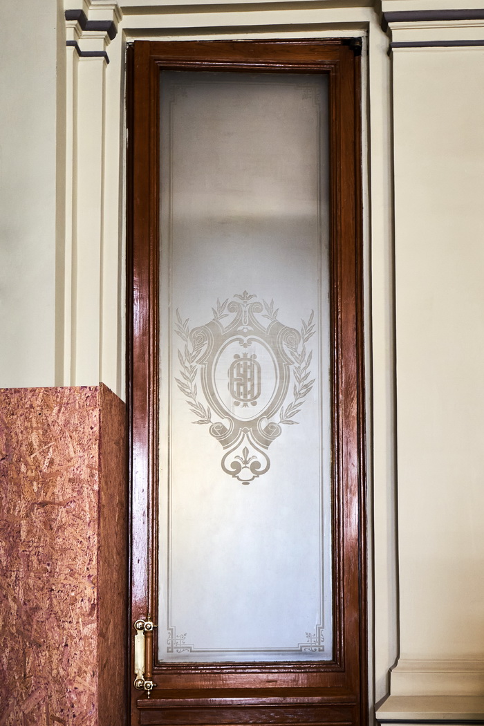 Двери с гравированными стеклами в Доме Первого СПБ общества взаимного кредита, наб. кан. Грибоедова, 13. Фото 2022
