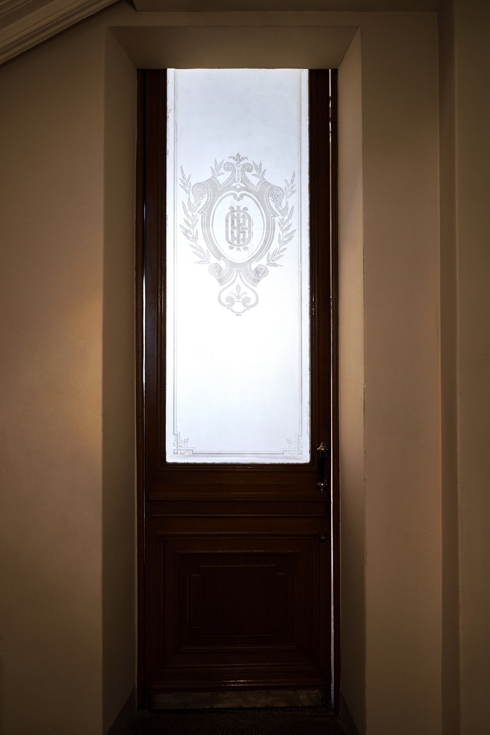 Двери с гравированными стеклами в Доме Первого СПБ общества взаимного кредита, наб. кан. Грибоедова, 13. Фото 2022
