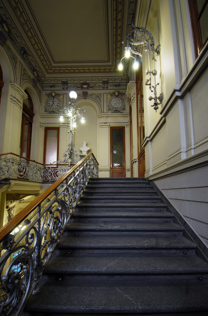 Главная лестница в здании СПБ Первого Общества Взаимного кредита на наб. кан. Грибоедова, 13. Фото 2018