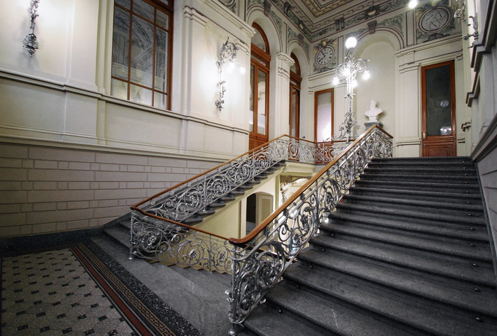 Главная лестница в здании СПБ Первого Общества Взаимного кредита на наб. кан. Грибоедова, 13. Фото 2018