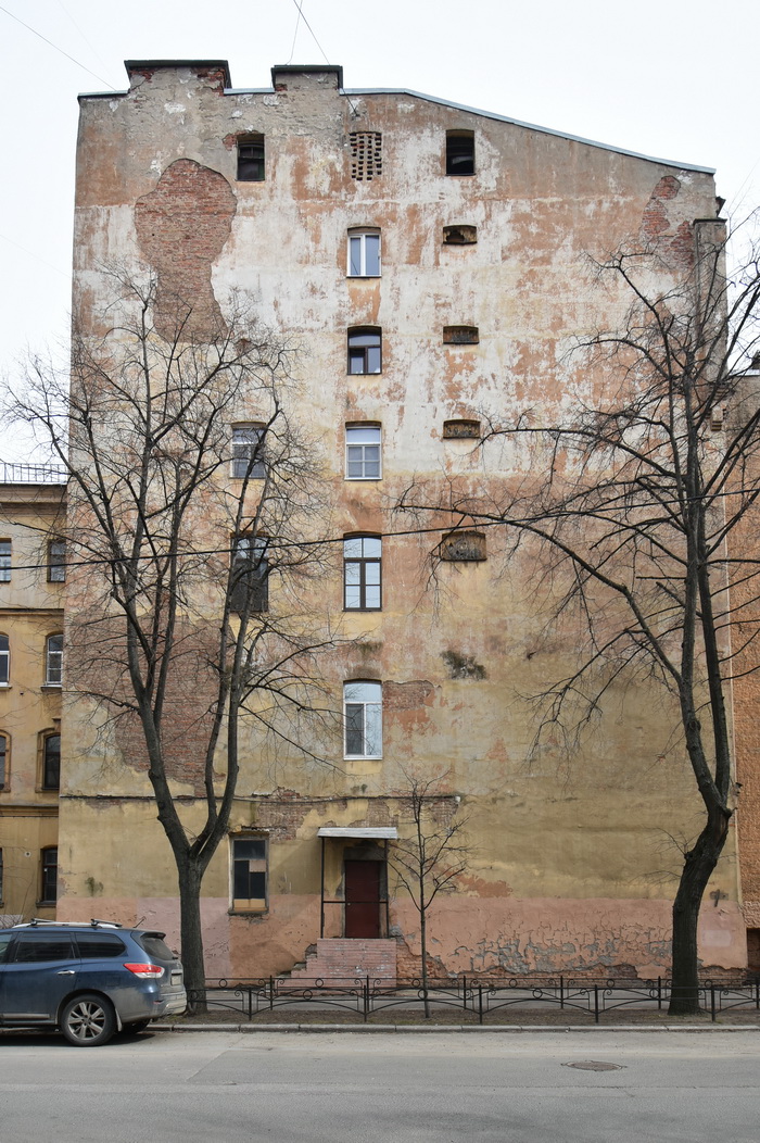 Стеклоблоки фальконье в окнах петербургского дома на Кавалергардской ул., 20. Фото 2023
