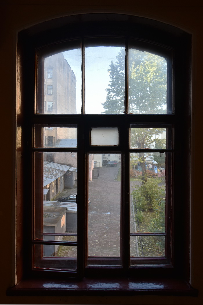 Матовое стекло в окне доходного дома Петербурга на Кирилловской ул., 20. Фото 2020