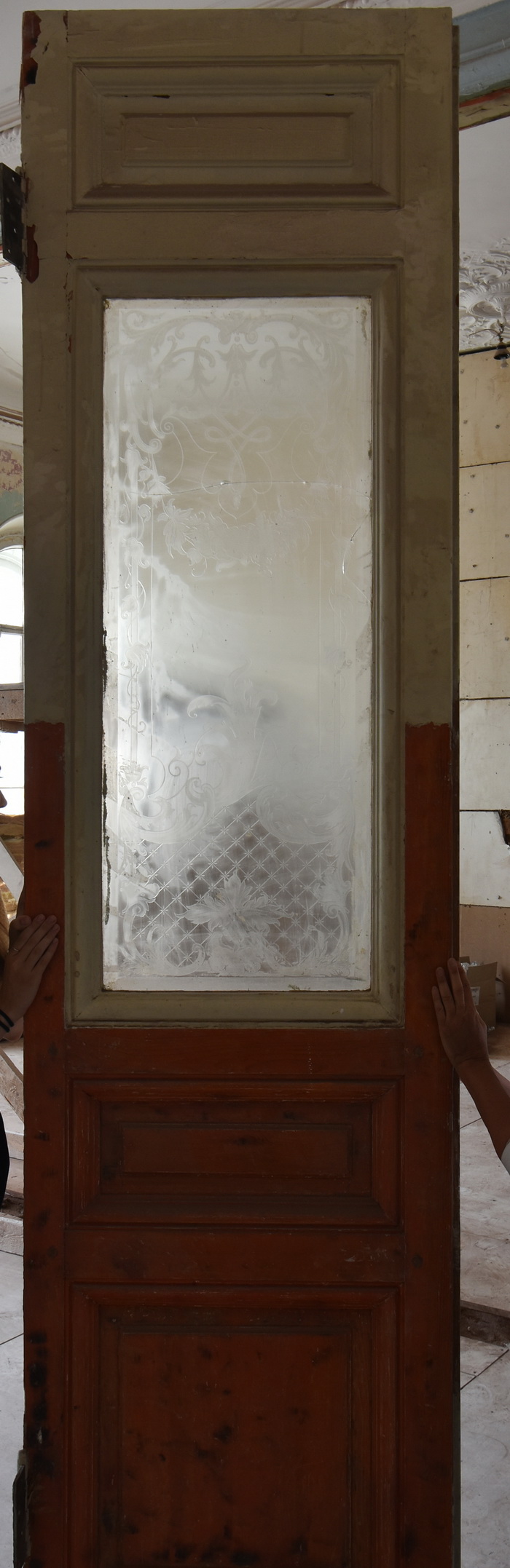 Двери с травлением на стеклянной филенке в доходном доме Ю.Б.Бака в Петербурге на Кирочной ул., 24. Фото 2021