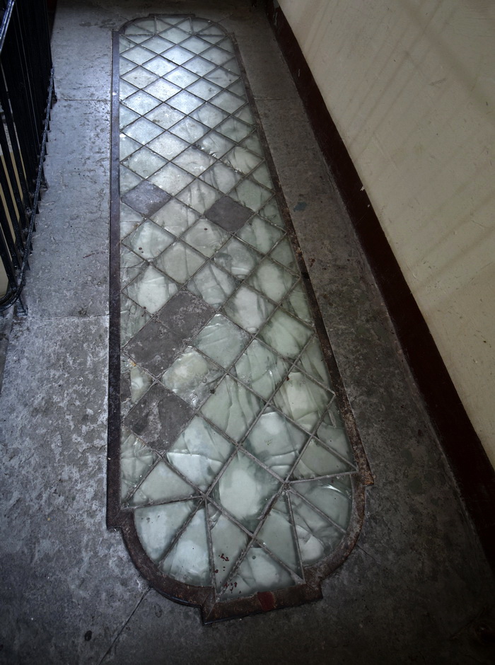 Решетки со стеклом в перекрытиях на лестнице доходного дома в С.-Петербурге по адресу Коломенская ул., 37 А. Фото 2021