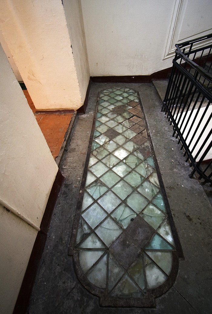 Решетки со стеклом в перекрытиях на лестнице доходного дома в С.-Петербурге по адресу Коломенская ул., 37 А. Фото 2021