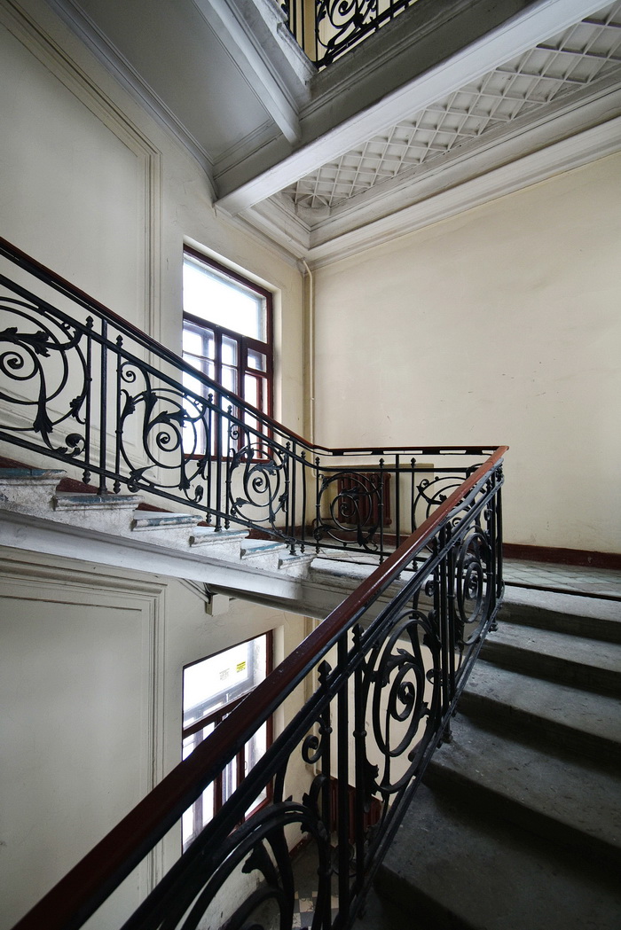 Металло-стеклянное перекрытие на лестнице доходного дома в С.-Петербурге по адресу Коломенская ул., 37 А. Фото 2021