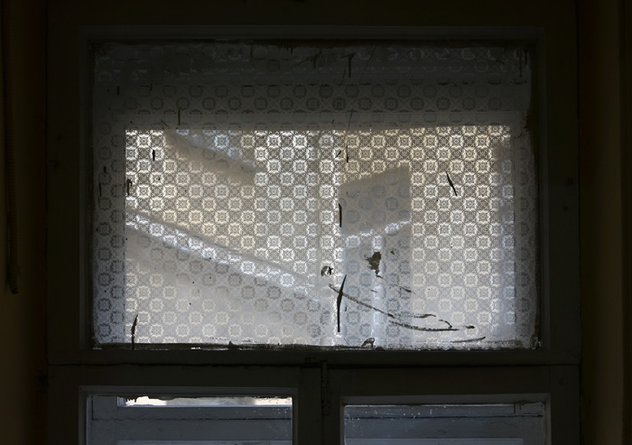 Окна с муслиновыми стеклами в доходном  доме в Петербурге на Ковенском пер., 9. Фото 2020