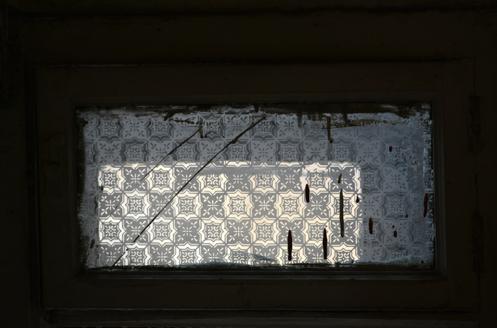 Окна с муслиновыми стеклами в доходном  доме в Петербурге на Ковенском пер., 9. Фото 2020