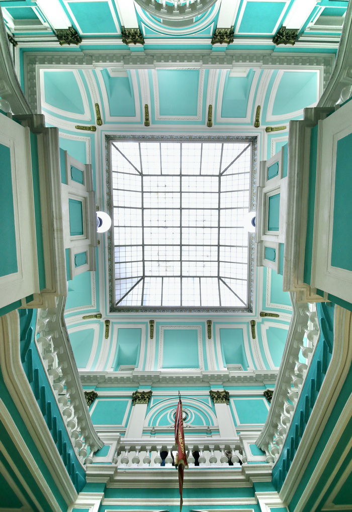 Световой потолок над лестницей в Доме Офицеров в С.-Петербурге на Литейном пр., 20. Фото 2022