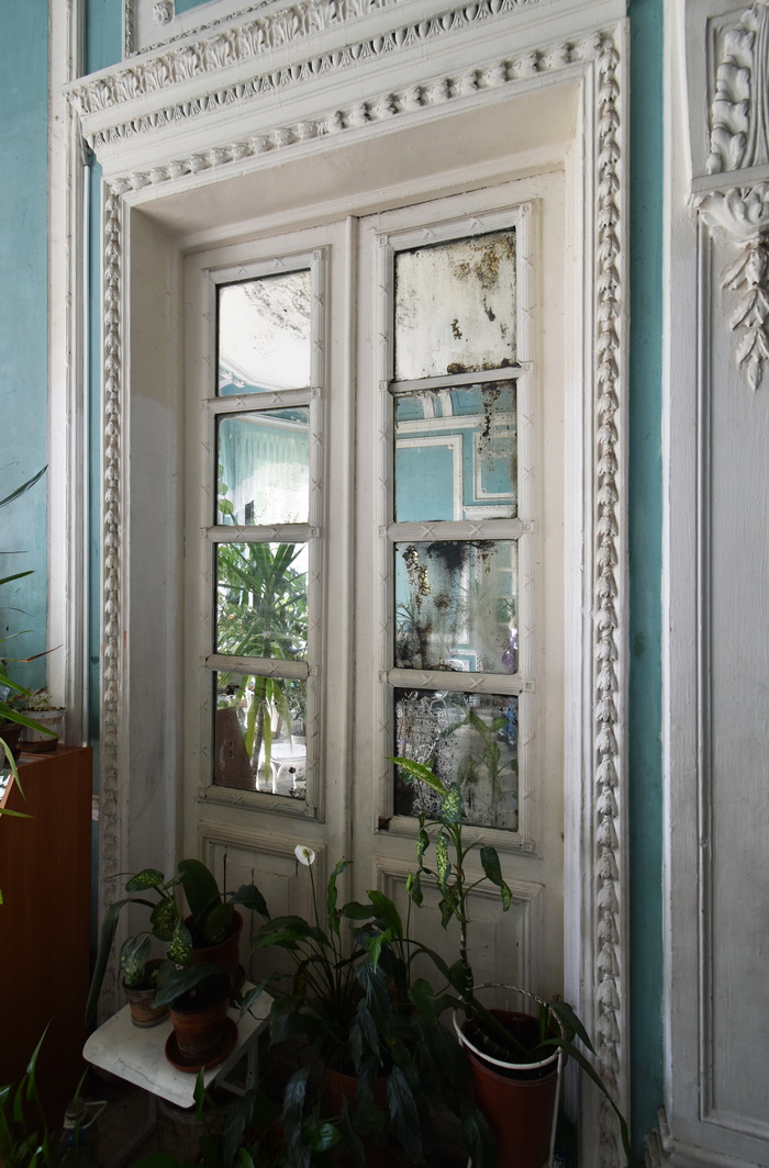 Зеркальные двери начала ХХ в. в особняке в Петербурге по адресу Литейный пр., 46. Фото 2022