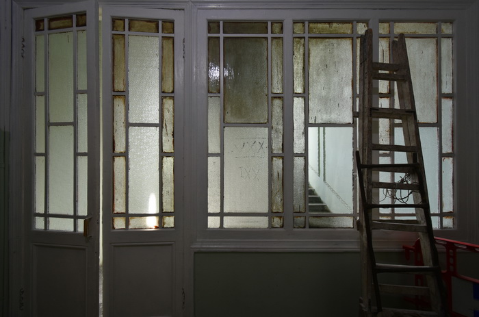 Окна и двери с фактурным стеклом начала ХХ века в доходном доме в Петербурге по адресу Литейный пр., 46. Фото 2022