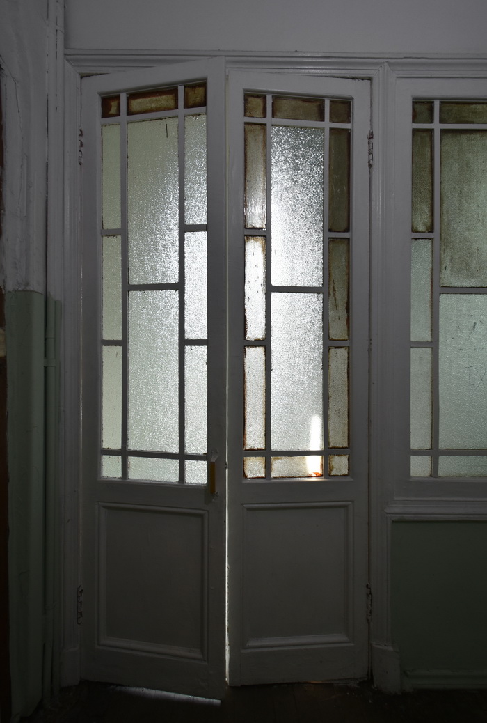 Окна и двери с фактурным стеклом начала ХХ века в доходном доме в Петербурге по адресу Литейный пр., 46. Фото 2022