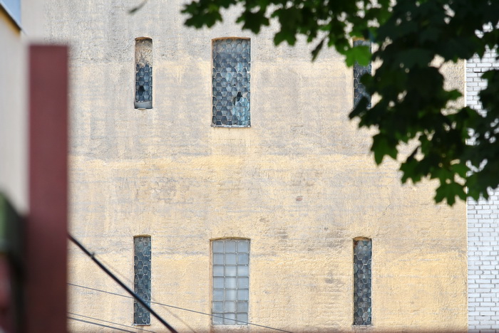 Стеклоблоки Фальконье в окнах доходного дома в Петербурге на Литейном пр., 46. Фото 2023