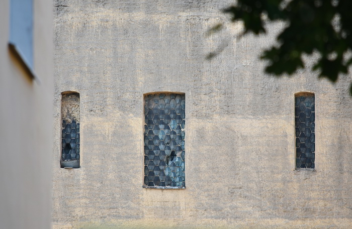 Стеклоблоки Фальконье в окнах доходного дома в Петербурге на Литейном пр., 46. Фото 2023