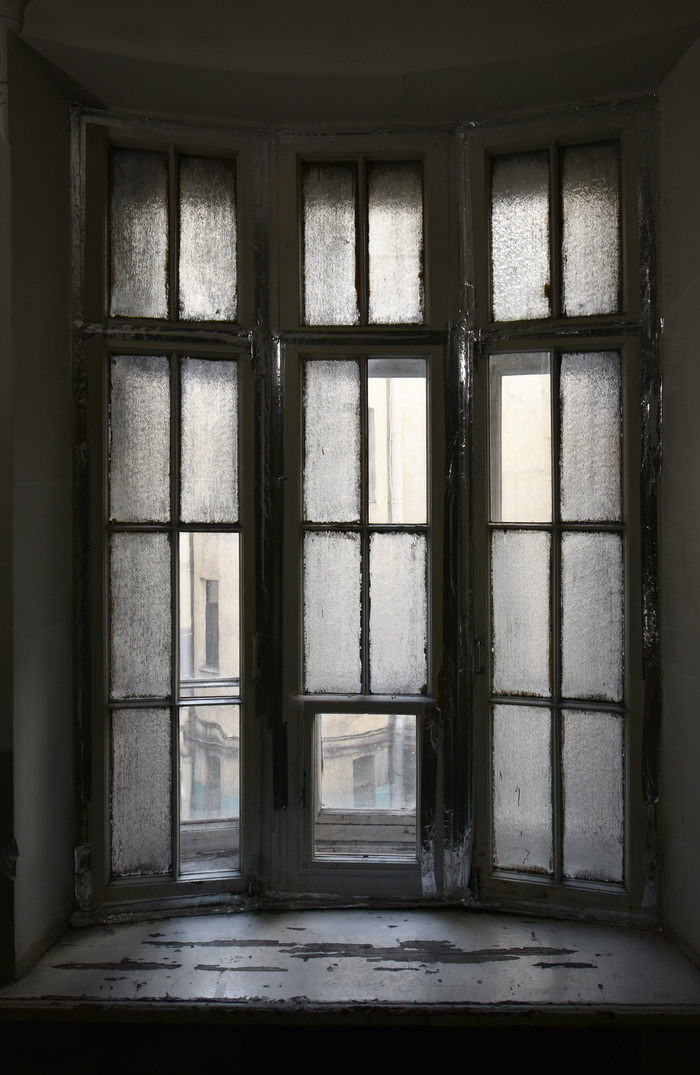 Окна со стеклами Ondoyant в доходном доме в Петербурге на Литейном пр., 29. Фото 2021