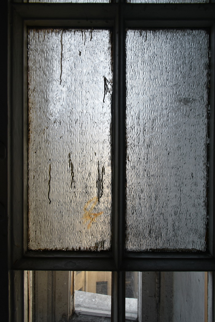 Окна со стеклами Ondoyant в доходном доме в Петербурге на Литейном пр., 29. Фото 2021