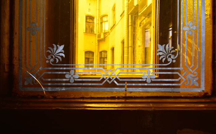 Декоративное остекление в доходном доме Елисеева в Петербурге по адресу ул. Ломоносова, 14. Фото 2021