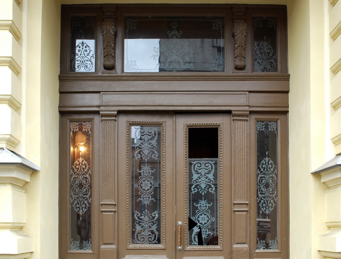 Травленые стекла начала ХХ века в петербургском доходном доме по адресу ул. Ломоносова, 18. Фото 2014