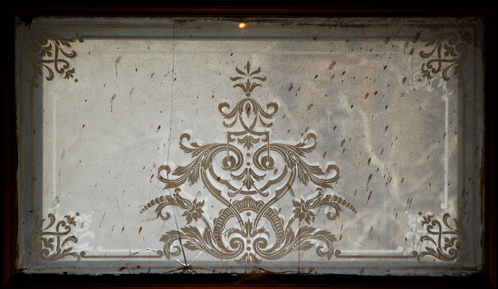 Травленые стекла начала ХХ века в петербургском доходном доме по адресу ул. Ломоносова, 18. Фото 2014