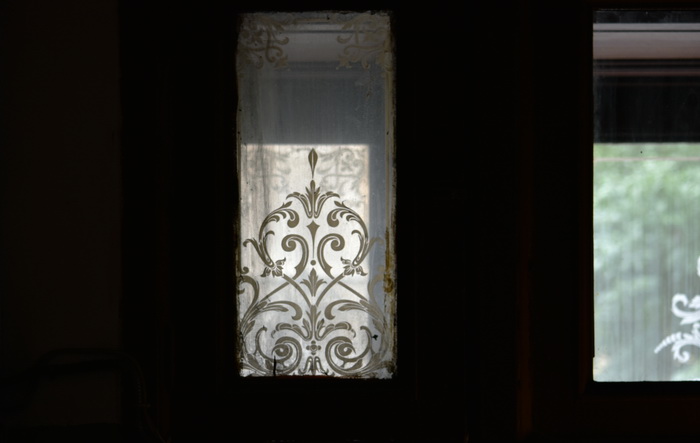 Травленые стекла начала ХХ века в петербургском доходном доме по адресу ул. Ломоносова, 18. Фото 2020